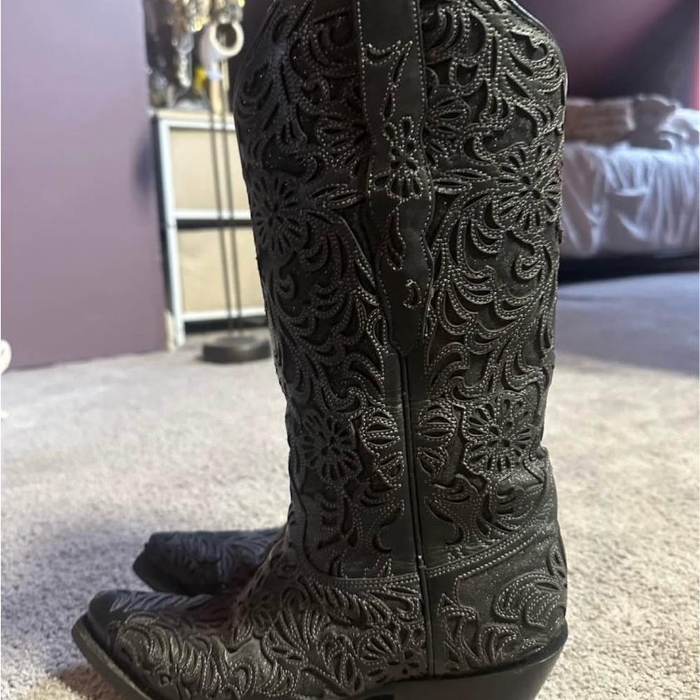 Corral Women's Black Embroidered Heeled Boots - Picture 7 of 9